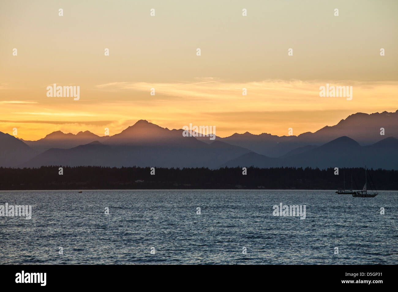 Una vista delle montagne olimpiche dal Golden Gardens Beach a Seattle, Washington, Stati Uniti d'America. Foto Stock