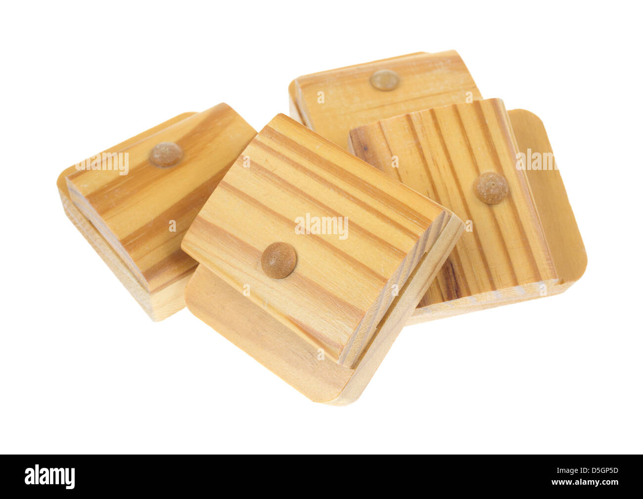 Diversi arazzo di pino appendiabiti su uno sfondo bianco. Foto Stock