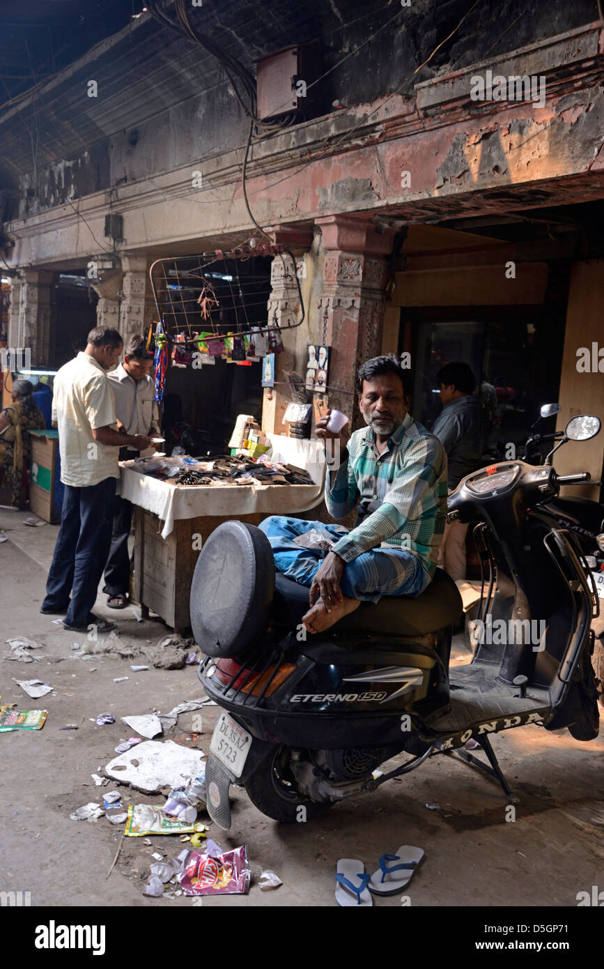 In un vicolo di piccoli negozi a Chandni Chowk, Old Delhi, India Foto Stock