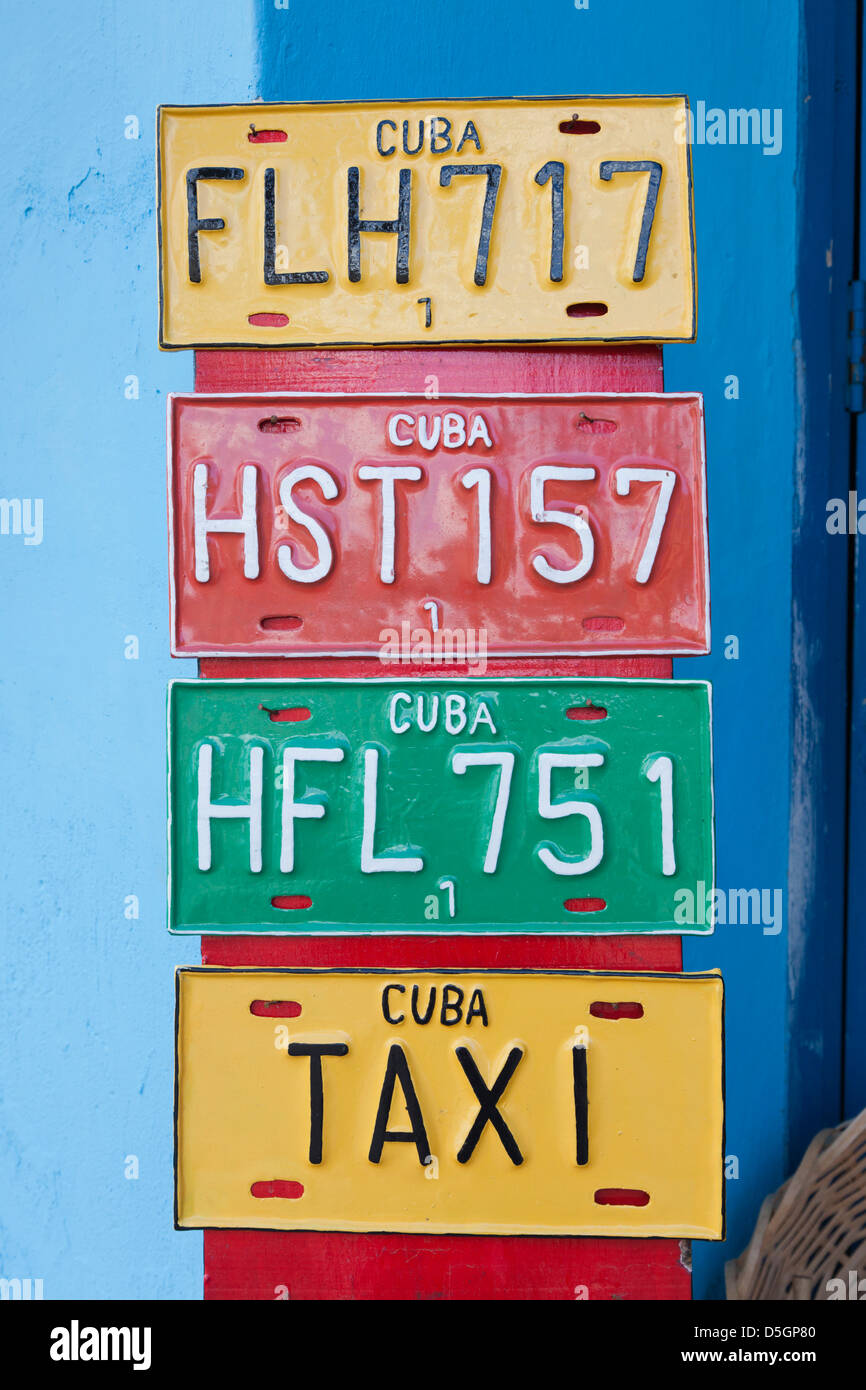 Cuba, Sancti Spiritus Provincia, Trinidad, souvenir cubano di targhe Foto Stock