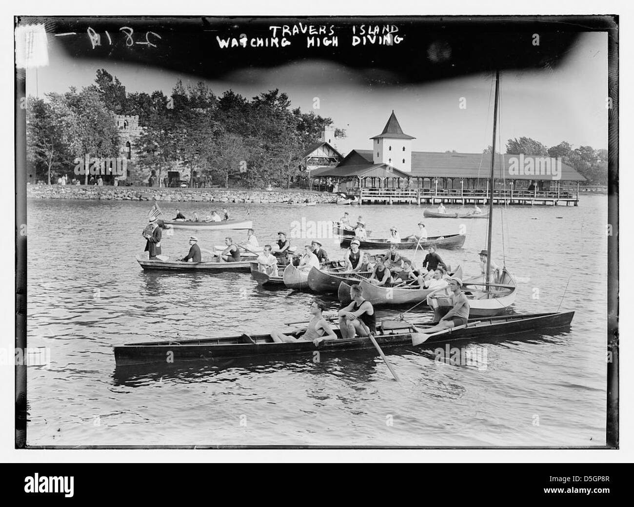 Questa foto mostra i visitatori del Travers Island del New York Athletic Club, guardando un evento di immersione, una popolare attività ricreativa al club durante i primi anni del XX secolo. Foto Stock