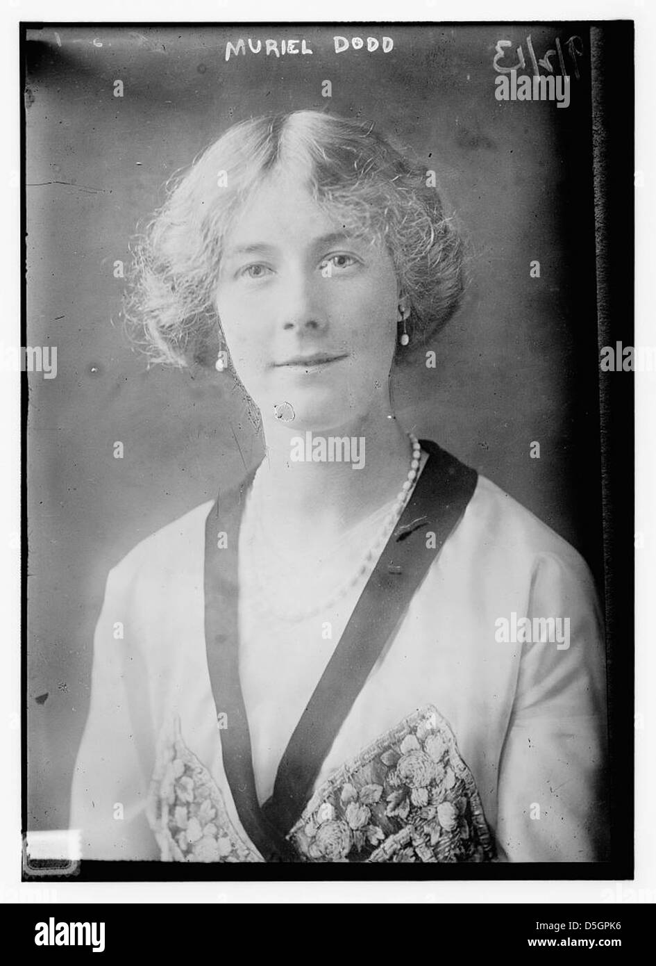 Muriel Dodd, una golfista inglese, viene catturata in un ritratto che mostra il suo atletismo e il suo contributo allo sport del golf durante l'inizio del XX secolo. Foto Stock