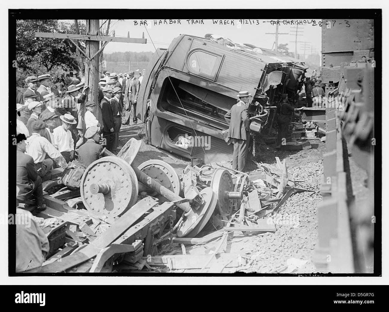 Una fotografia che documenta il naufragio del treno Bar Harbor Express il 2 settembre 1913, catturando le conseguenze del deragliamento. Questo tragico evento mette in evidenza la sicurezza dei viaggi ferroviari all'inizio del XX secolo. Foto Stock