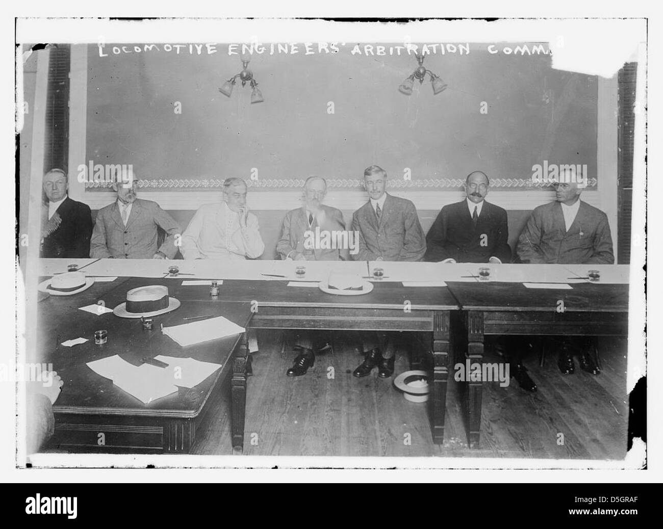 L'immagine mostra i membri del Locomotive Engineer's Arbitration Committee, un gruppo che si occupa delle controversie sul lavoro nel settore ferroviario. La foto cattura un momento importante nella prima storia del lavoro negli Stati Uniti Foto Stock