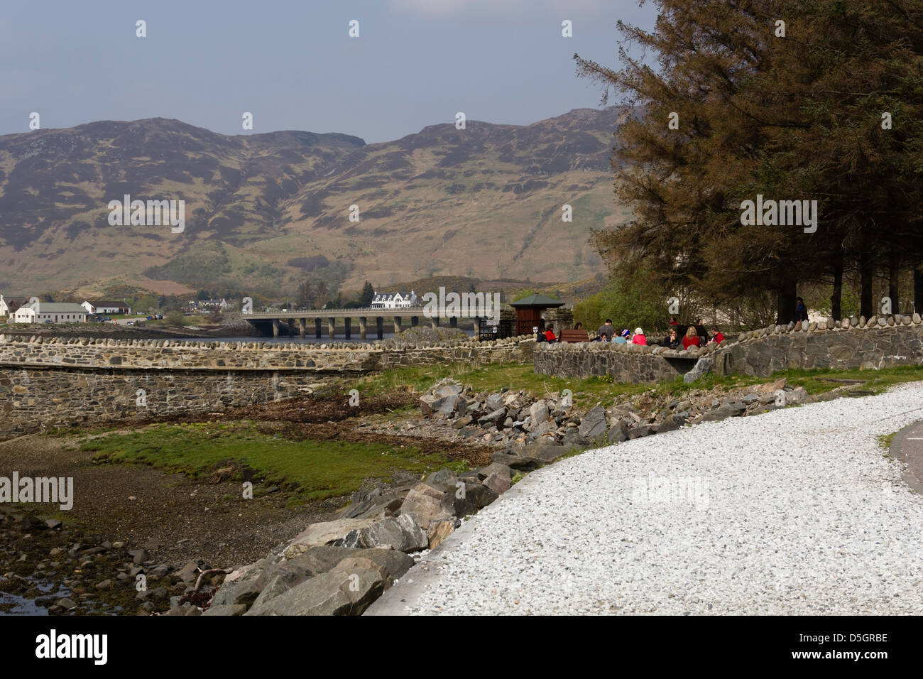 Il paesaggio al di fuori dell'entrata al Eilean Doonan castello in Scozia. La gate di ticketing e il ponte di castello è visibile. Foto Stock