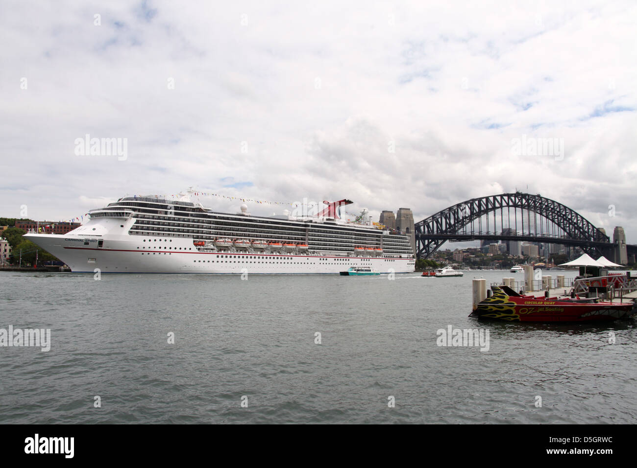 Carnevale spirito nave da crociera ormeggiata nel porto di Sydney Foto Stock