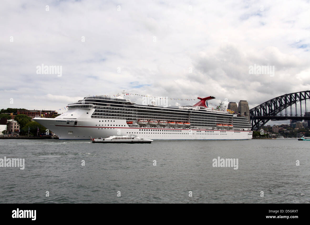 Carnevale spirito nave da crociera ormeggiata nel porto di Sydney Foto Stock