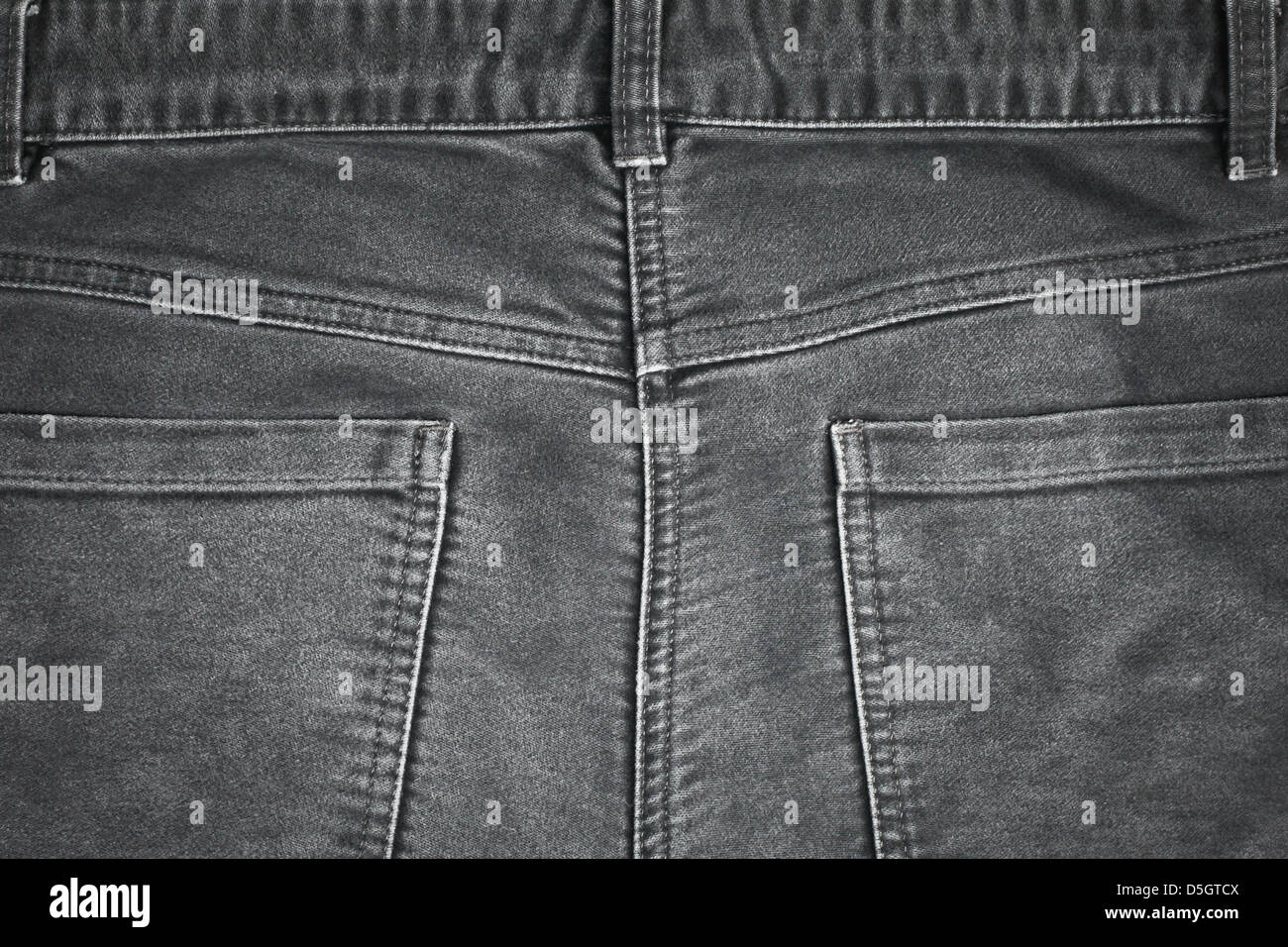 Chiudere di nuovo le tasche di un paio di pantaloni neri Foto Stock