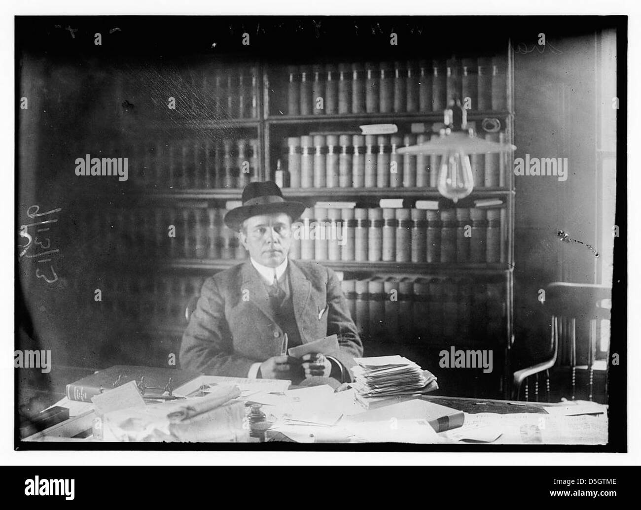 Harry Thaw, famoso per il processo per omicidio del 1906 che coinvolse l'architetto Stanford White, è mostrato in un'immagine del 1913 con sua moglie, Evelyn Nesbit Thaw. La foto cattura un momento dalla vita della coppia controversa, segnato da scandali e attenzione mediatica durante l'inizio del XX secolo. Foto Stock