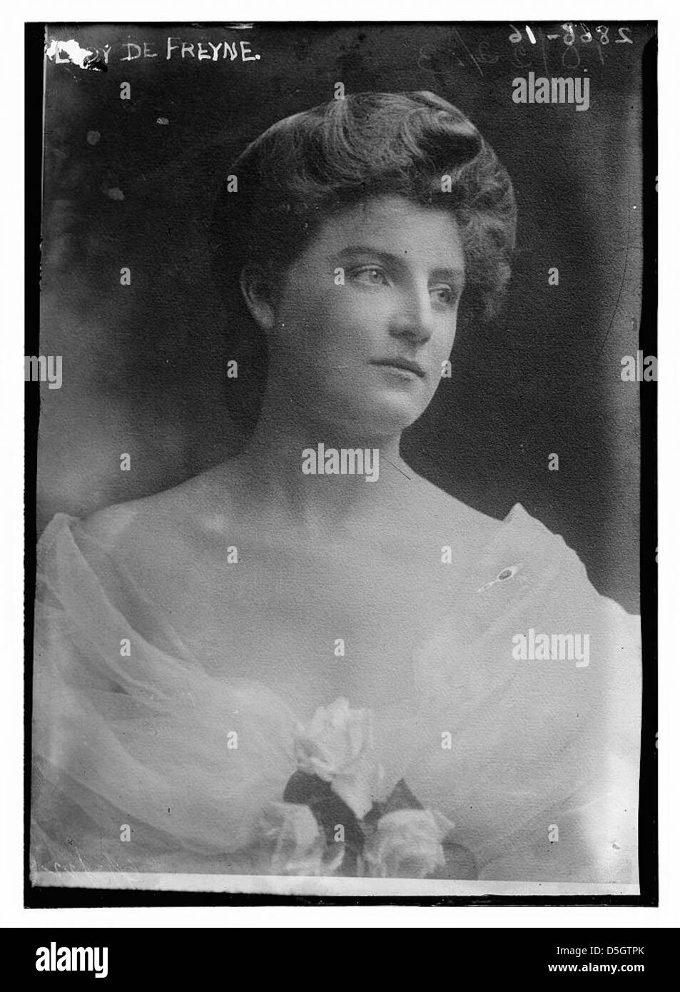 Un ritratto di Lady De Freyne, nota per il suo coinvolgimento in un crimine scandaloso. Questa immagine la cattura in un ambiente formale da studio, indossando un abito bianco. Foto Stock