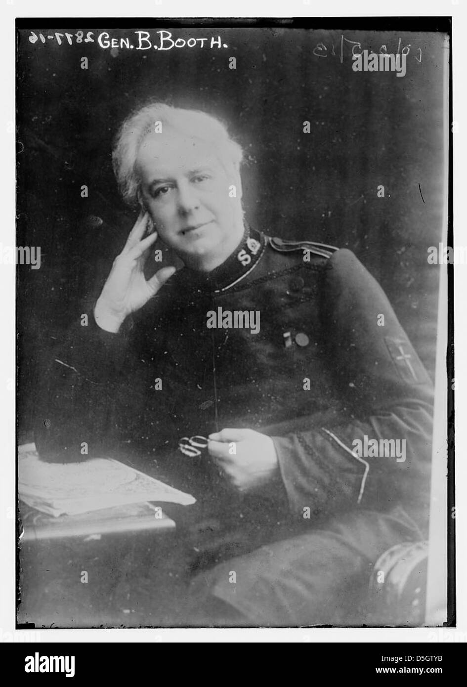 Un ritratto del generale Bramwell Booth, un leader all'interno dell'Esercito della salvezza. La sua immagine rappresenta il suo ruolo significativo nel movimento salvazionista, promuovendo la riforma sociale e il lavoro caritatevole. Foto Stock