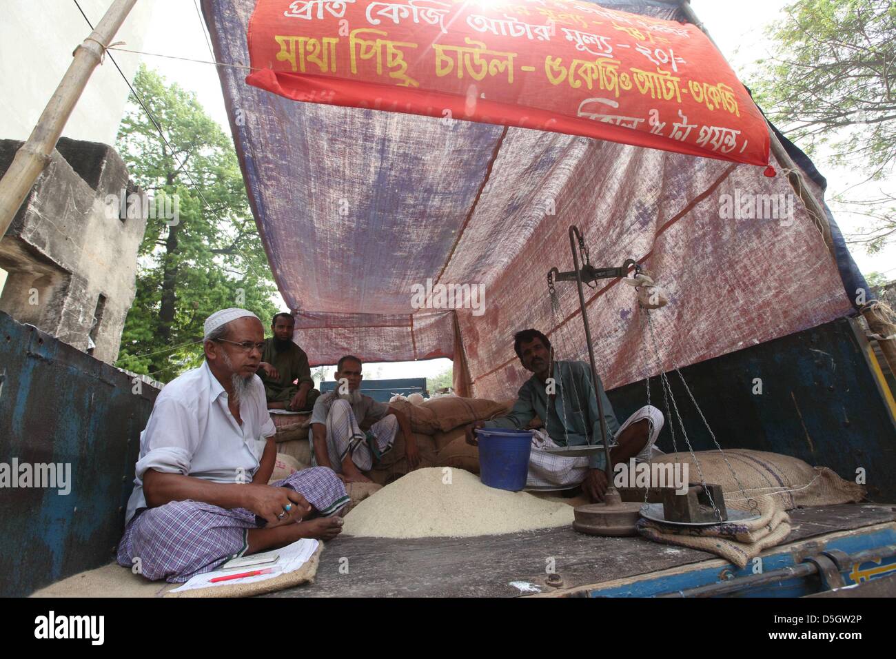 2 aprile 2013 - Dhaka, Bangladesh - una apertura del Bangladesh delle vendite sul mercato (OMS) persona idealmente sedersi sulla pista durante la nationwide strike chiamato dall opposizione Bangladesh Partito Nazionalista (BNP) e dei suoi alleati nella vecchia Dhaka on April 02, 2013. La BNP e i suoi alleati e il gruppo Jamaat-e-Islami e la sua ala studentesca Islami Chhatra Shibir applicate un giù al crepuscolo sciopero generale in tutto il paese principalmente per chiedere il rilascio dei loro leader e attivisti detenuti in precedenza questa settimana. Å©Monirul Alam (credito Immagine: © Monirul Alam/ZUMAPRESS.com) Foto Stock