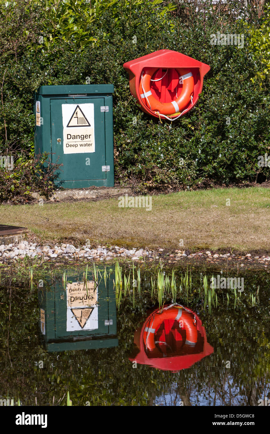 Pericolo in acqua profonda segno e anello di vita accanto all'acqua Foto Stock
