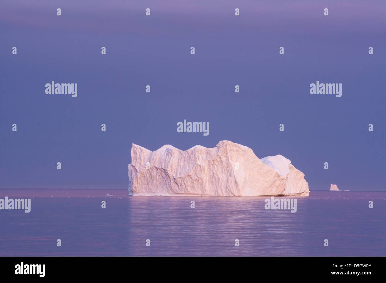 Iceberg al crepuscolo, Qeqertarsuaq, Groenlandia Foto Stock