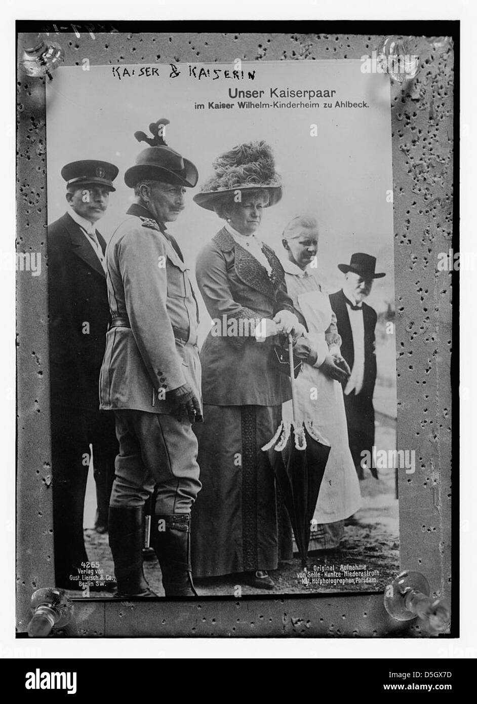 Questo ritratto dalla Germania raffigura il Kaiser Guglielmo II e sua moglie, il Kaiserin, catturati da Gustav Liersch. La fotografia riflette la grandezza imperiale e la dignità della monarchia tedesca all'inizio del XX secolo. Foto Stock