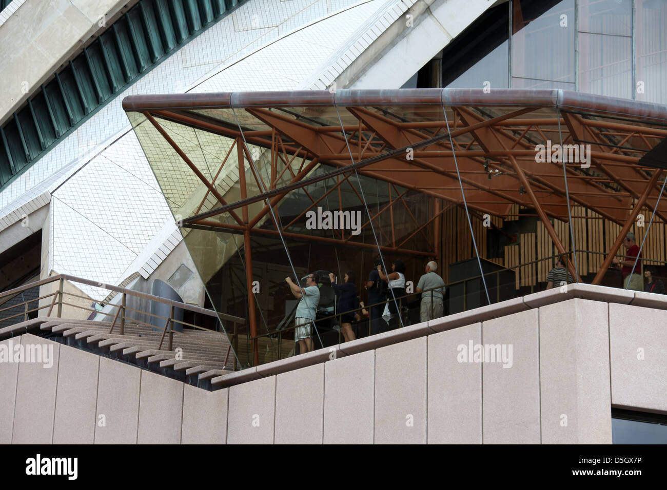 I turisti all'interno di Sydney Opera House Foto Stock