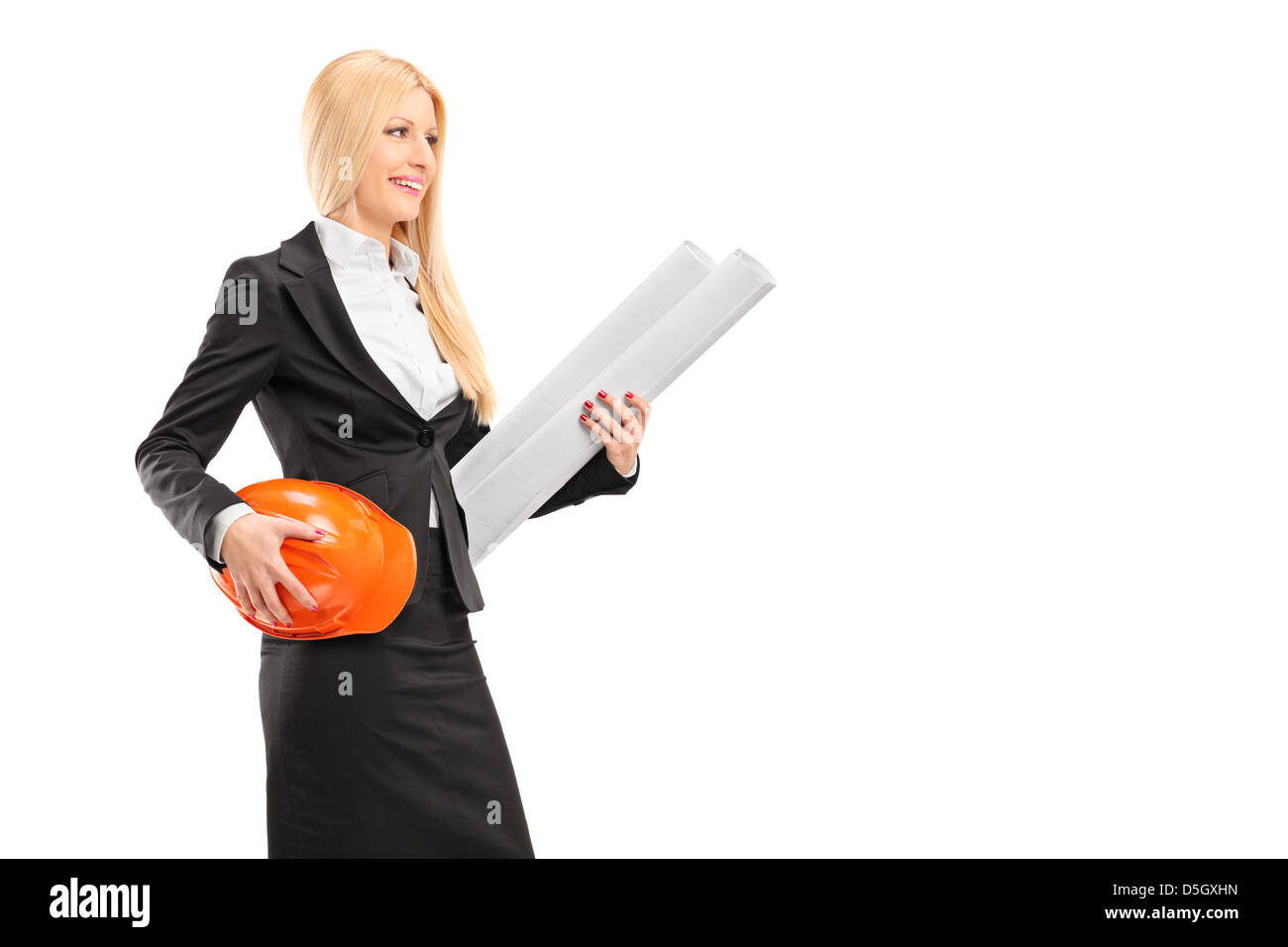 Architetto femmina tenendo un casco e una cianografia isolata contro uno sfondo bianco Foto Stock