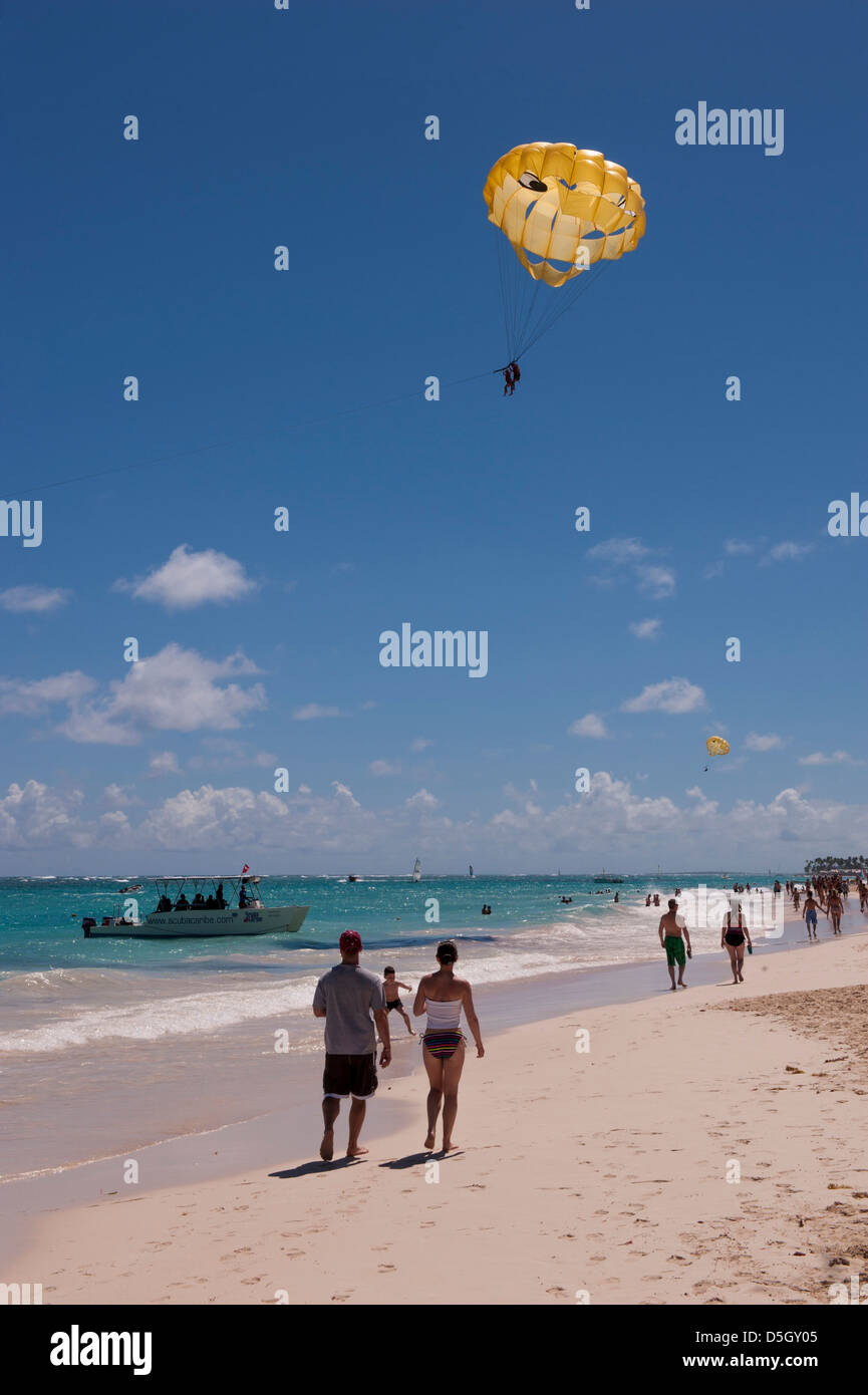 Repubblica Dominicana, Punta Cana, Higuey, Bavaro, Bavaro Beach, parasailing Foto Stock