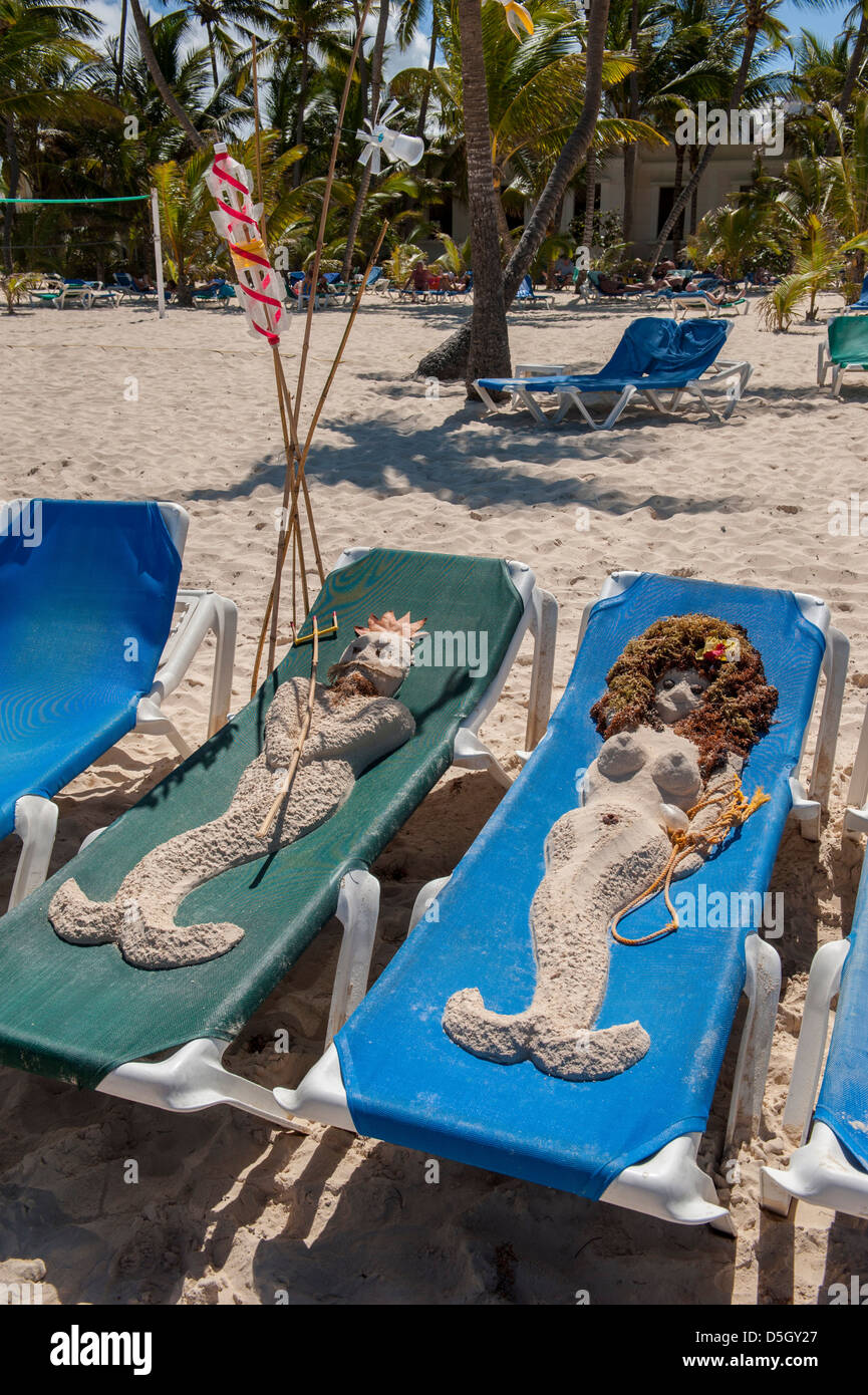 Repubblica Dominicana, Punta Cana, Higuey, Bavaro, Bavaro Beach, sabbia figure sulla sedia a sdraio Foto Stock