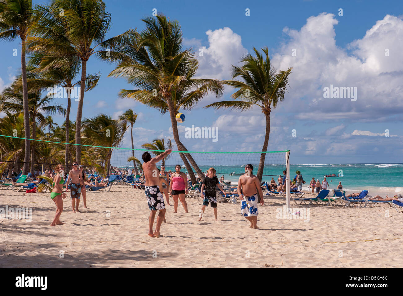 Repubblica Dominicana, Punta Cana, Higuey, Bavaro, Riu Palace, persone a giocare a beach volley Foto Stock