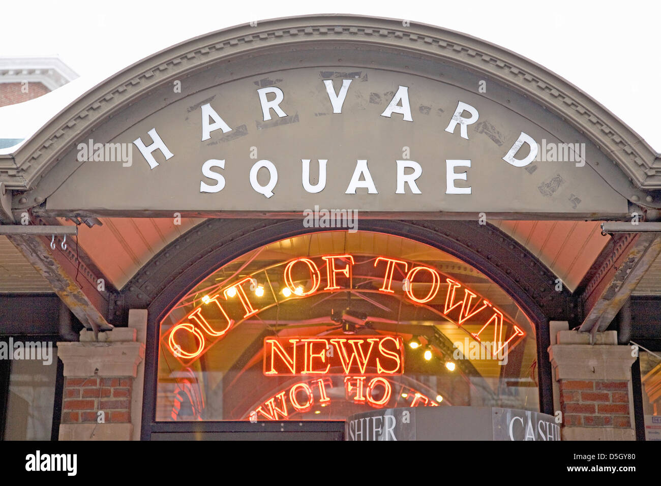Harvard Square, "fuori della città' Newstand, Cambridge, Boston, MA., New England, STATI UNITI D'AMERICA Foto Stock