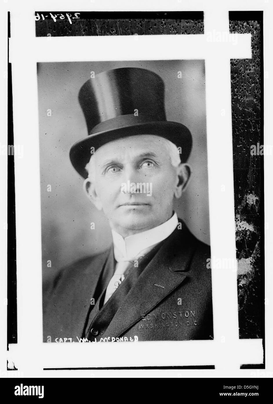 Il capitano William Jesse McDonald, un Texas Ranger, è raffigurato in questa fotografia storica. McDonald era noto per il suo servizio durante la fine del XIX e l'inizio del XX secolo, una figura chiave nelle forze dell'ordine del Texas. Foto Stock