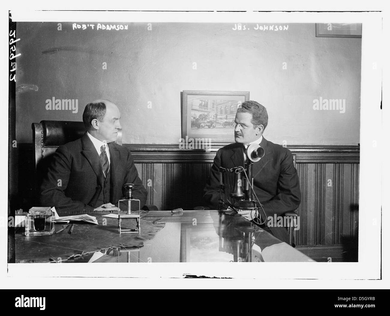 Una fotografia con Robert Adamson e Joseph Johnson Jr., due figure di spicco dei vigili del fuoco di New York. Johnson è raffigurato come il Vigili del fuoco in questo ritratto ufficiale. Foto Stock