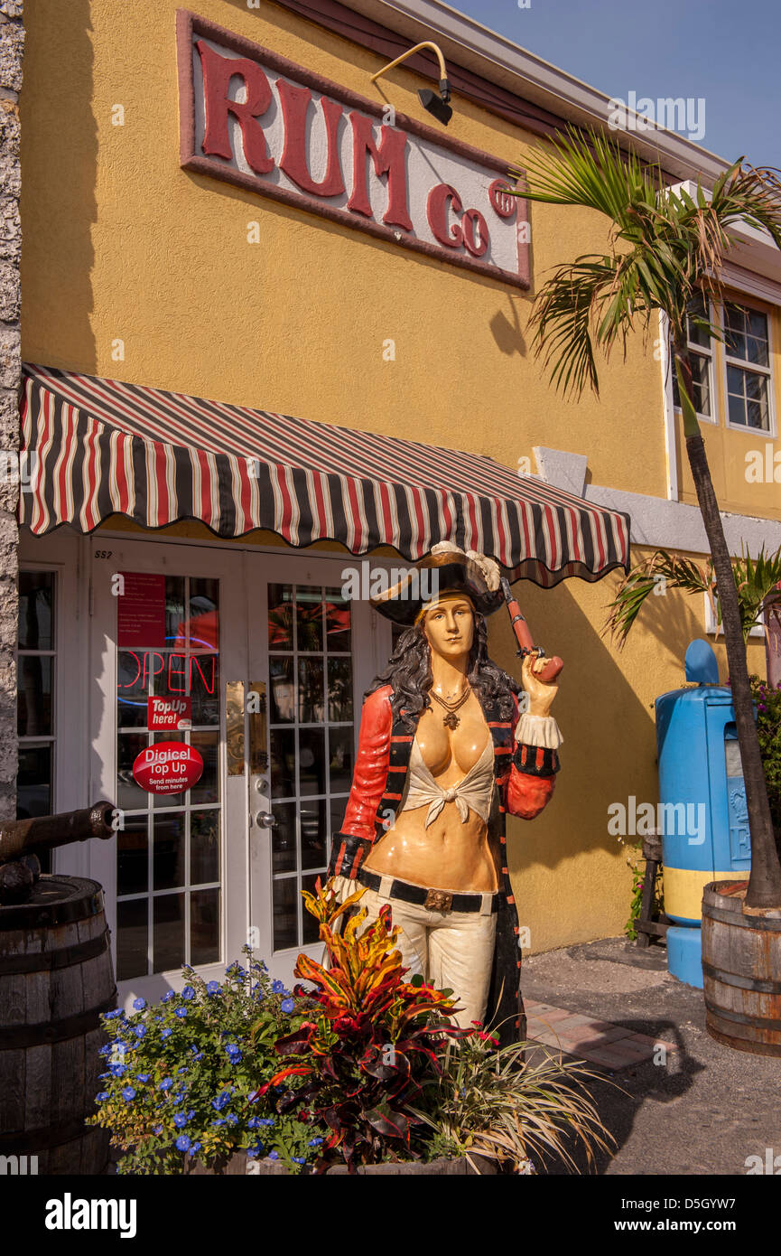 British West Indies, Isole Cayman, Grand Cayman, Tortuga Rum Co., statua del pirata Foto Stock