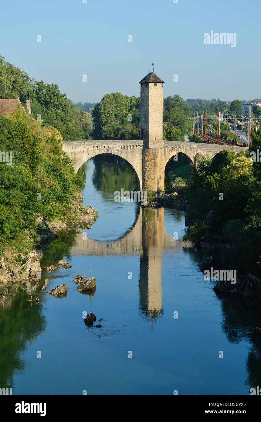 Famoso ponte medievale nella vecchia città francese di Orthez Foto Stock