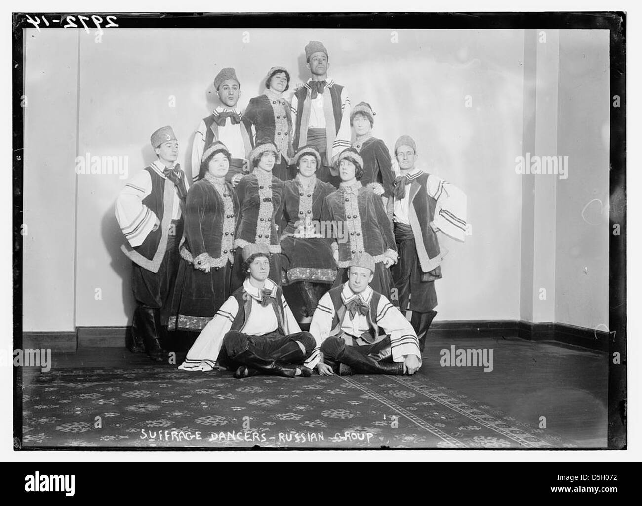 Un gruppo di ballerini russi si esibisce ad un ballo di suffragette il 31 gennaio 1914, mostrando l'aspetto culturale del movimento per il suffragio. Foto Stock