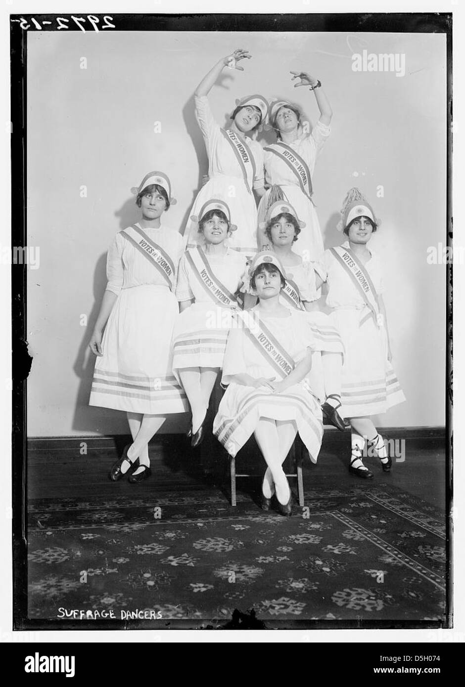 Un’immagine storica di suffragette che si esibiscono in un evento Vote for Women, vestite in costume e partecipando a un ballo di suffragette per promuovere il diritto di voto delle donne. Foto Stock