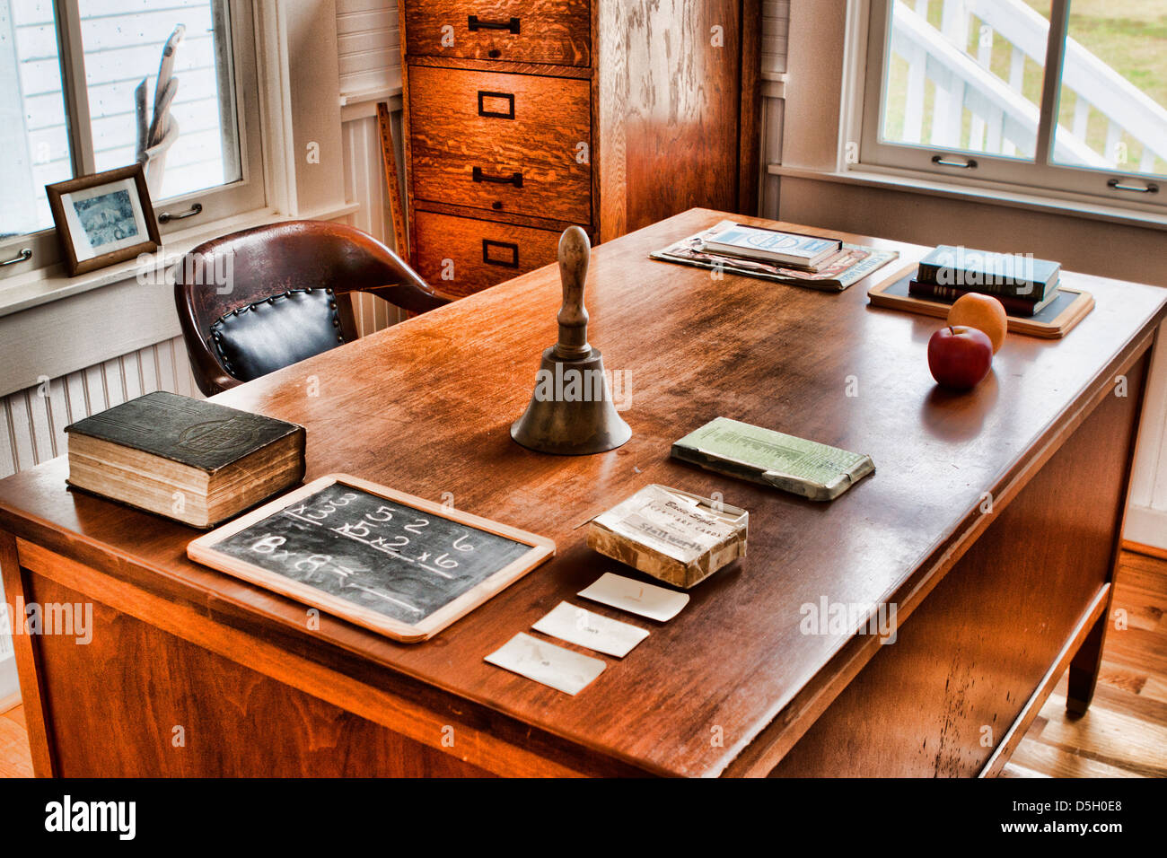 Grande Depressione era insegnante alla scrivania in una storica schoolhouse. Foto Stock