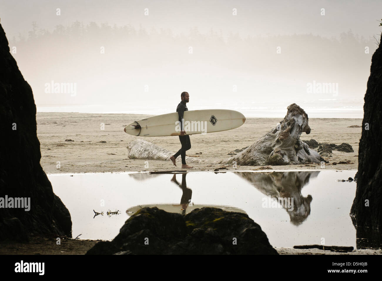 Isola di Vancouver, Pacific Rim National Park. Surfer sulla spiaggia. Foto Stock