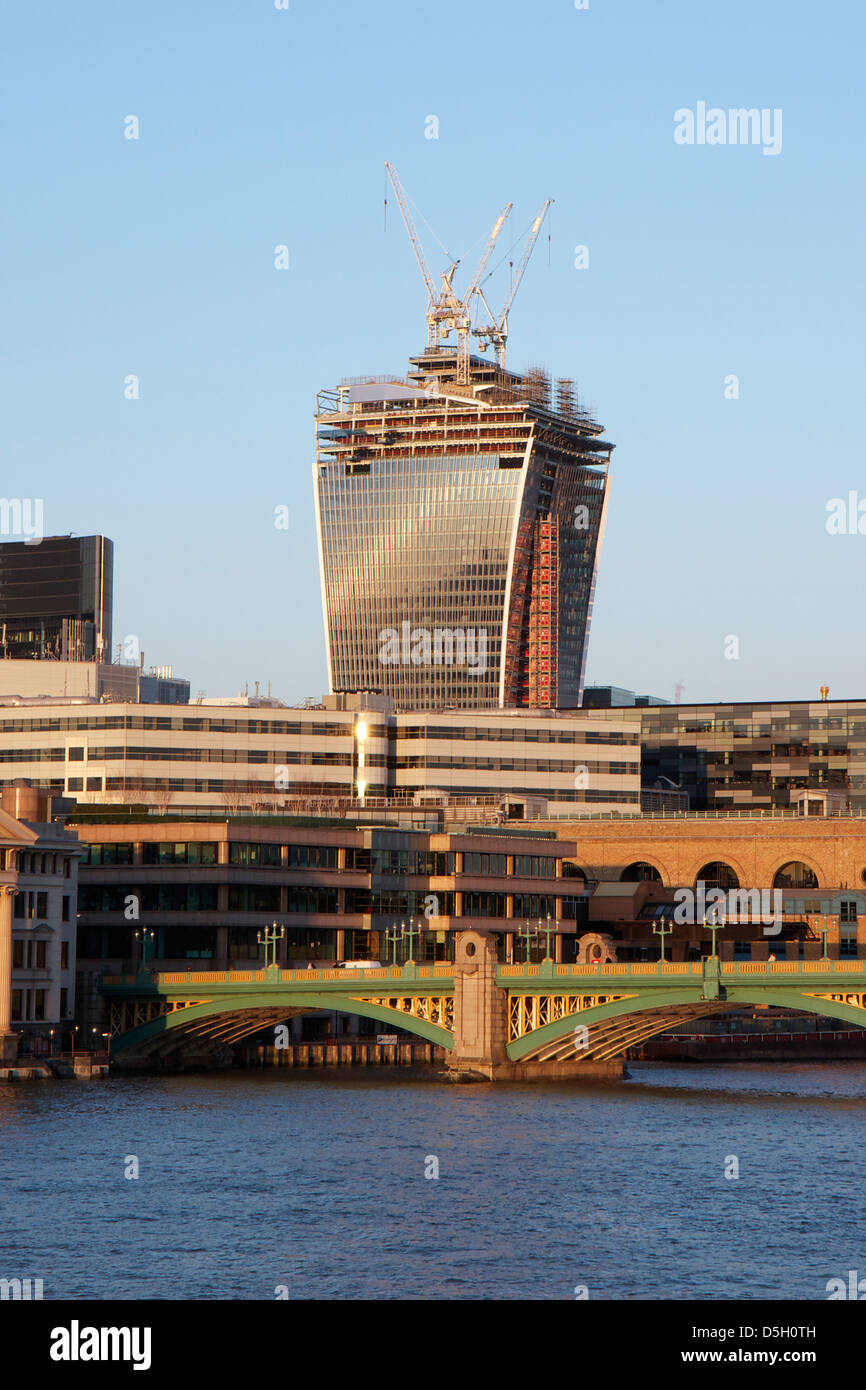 20 Fenchurch Street in costruzione. Il skyscaper a Londra è stato soprannominato il walkie talkie edificio. Foto Stock