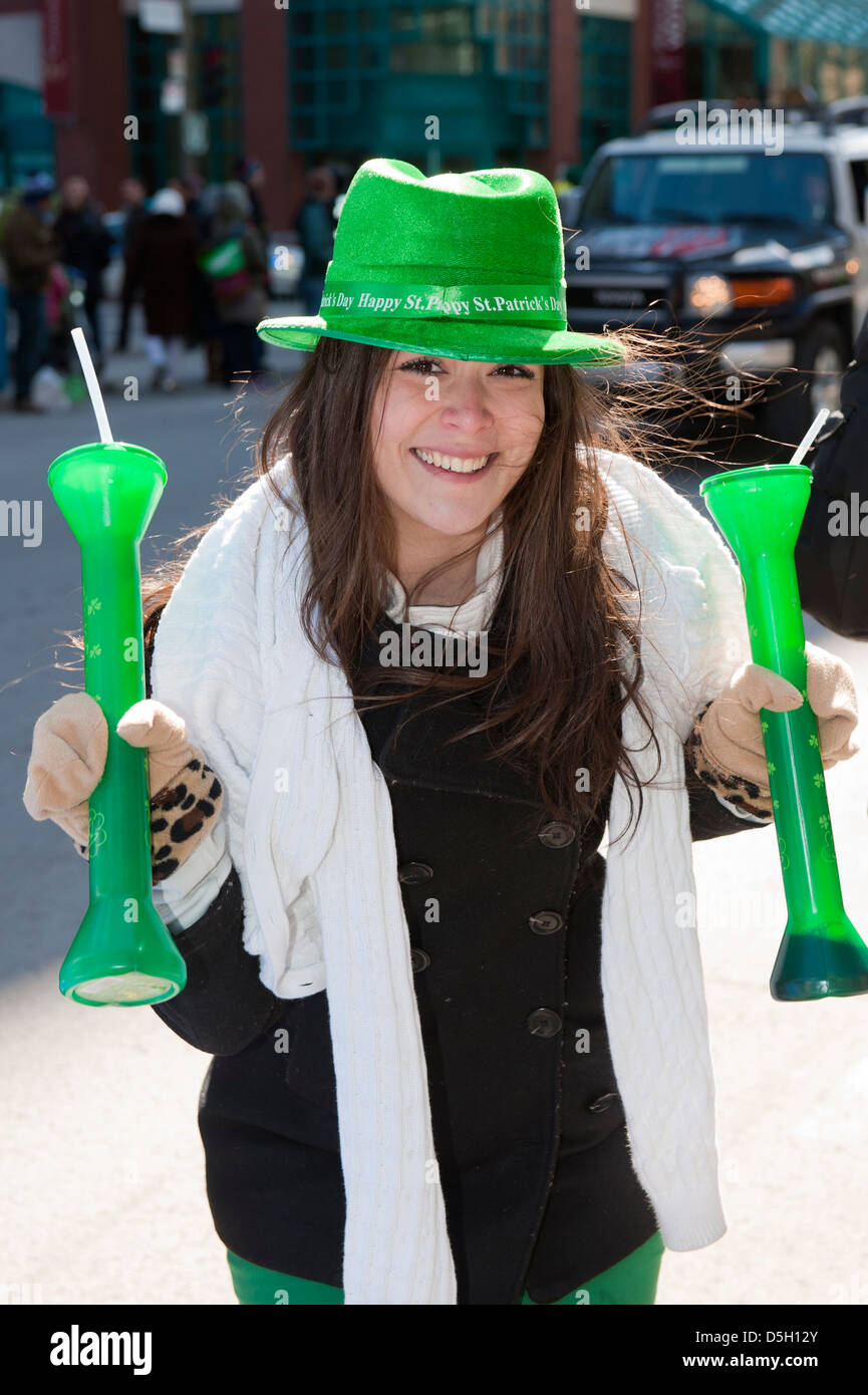 Pretty girl holding bevande al il giorno di San Patrizio parade di Montreal, provincia del Québec in Canada. Foto Stock