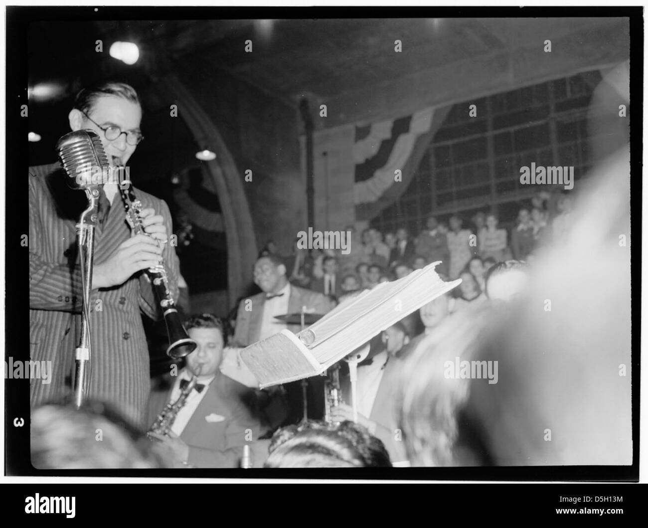 Benny Goodman, Sid Catlett e Vido Musso sono ritratti in questo ritratto degli anni '1940. Nota per il loro contributo al jazz, questa immagine è stata probabilmente scattata in un popolare ristorante di New York, che racchiude la vibrante scena jazz durante gli anni del dopoguerra. Foto Stock