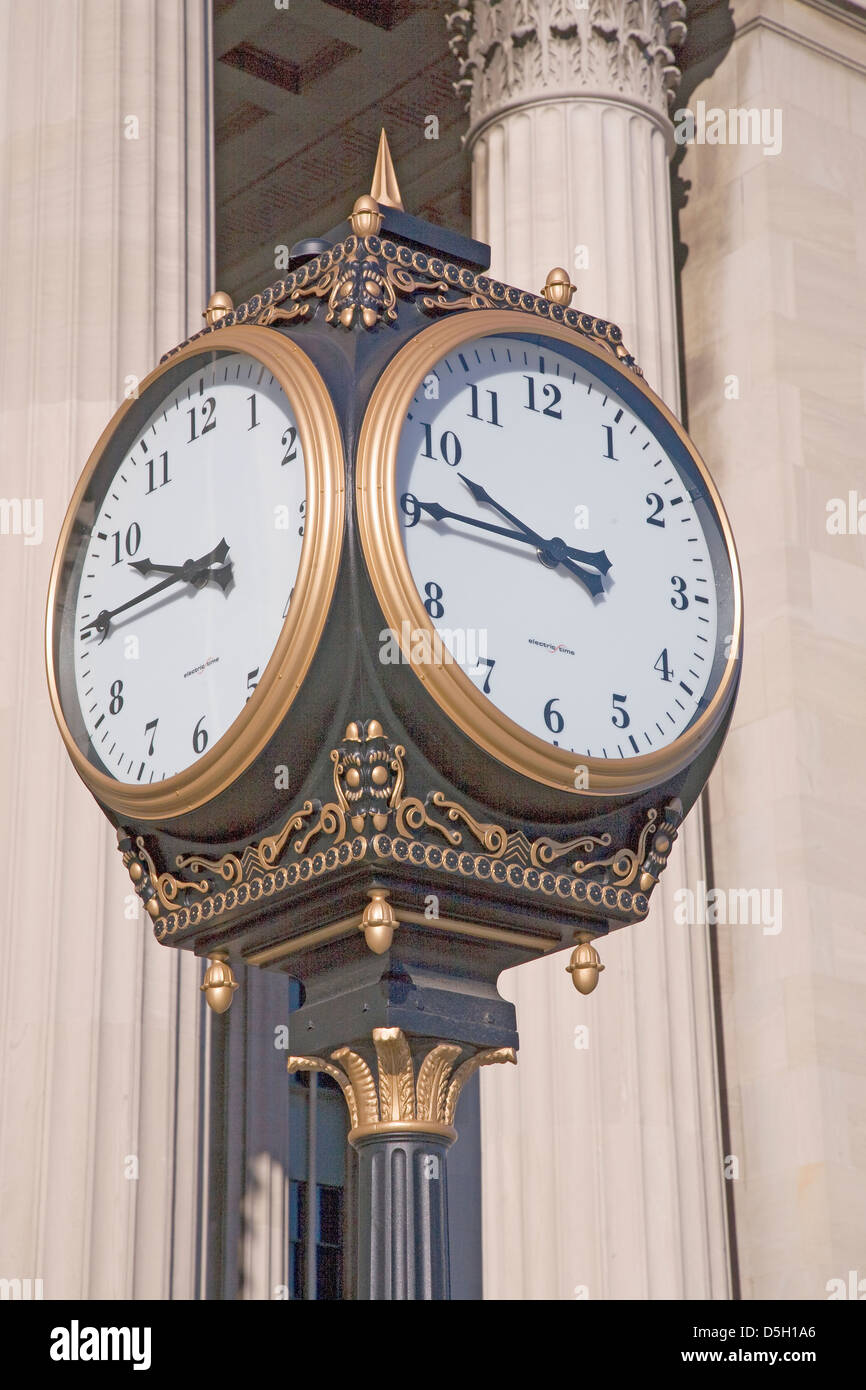 Orologio nella parte anteriore del trentesimo Street Stazione Ferroviaria, Philadelphia, PA, Stati Uniti d'America Foto Stock