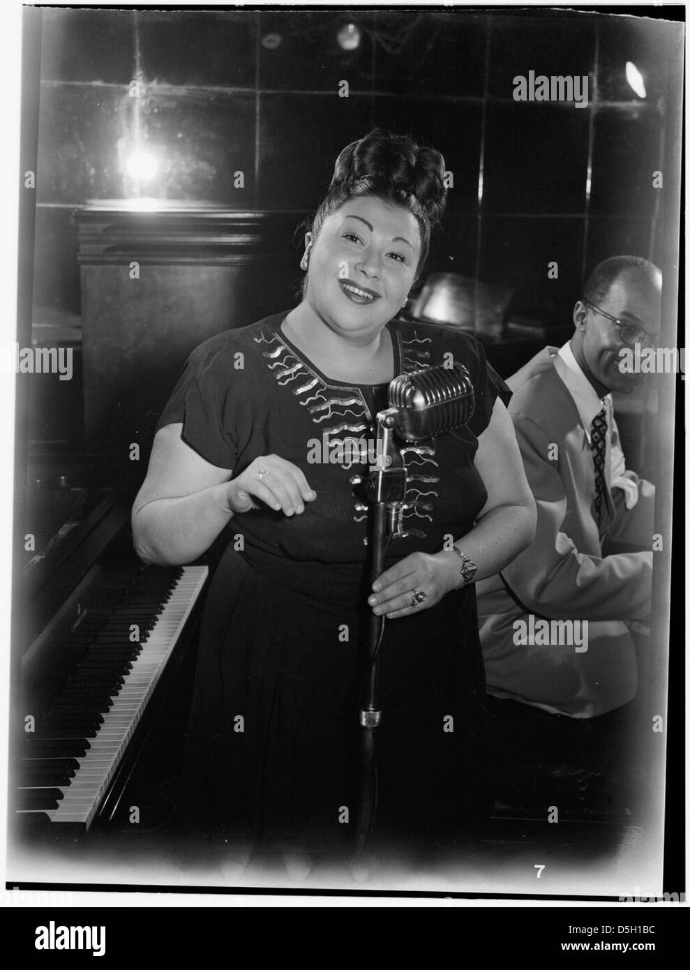 Un ritratto degli anni '1940 di Sylvia Syms e Bob Wyatt, che riflette lo stile e l'atmosfera culturale di New York post-seconda guerra mondiale. Questa immagine mostra la moda e la cultura dell'intrattenimento degli anni '1940. Foto Stock