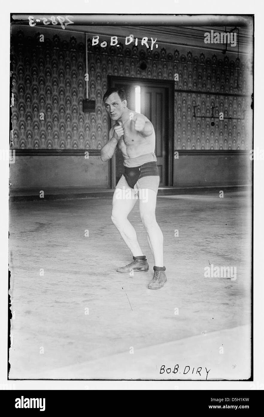 Bob Diry, un pugile, viene catturato in questa fotografia che dimostra la sua forza e atletismo. Noto per le sue abilità sul ring, Diry rappresenta lo spirito della boxe all'inizio del XX secolo. Foto Stock