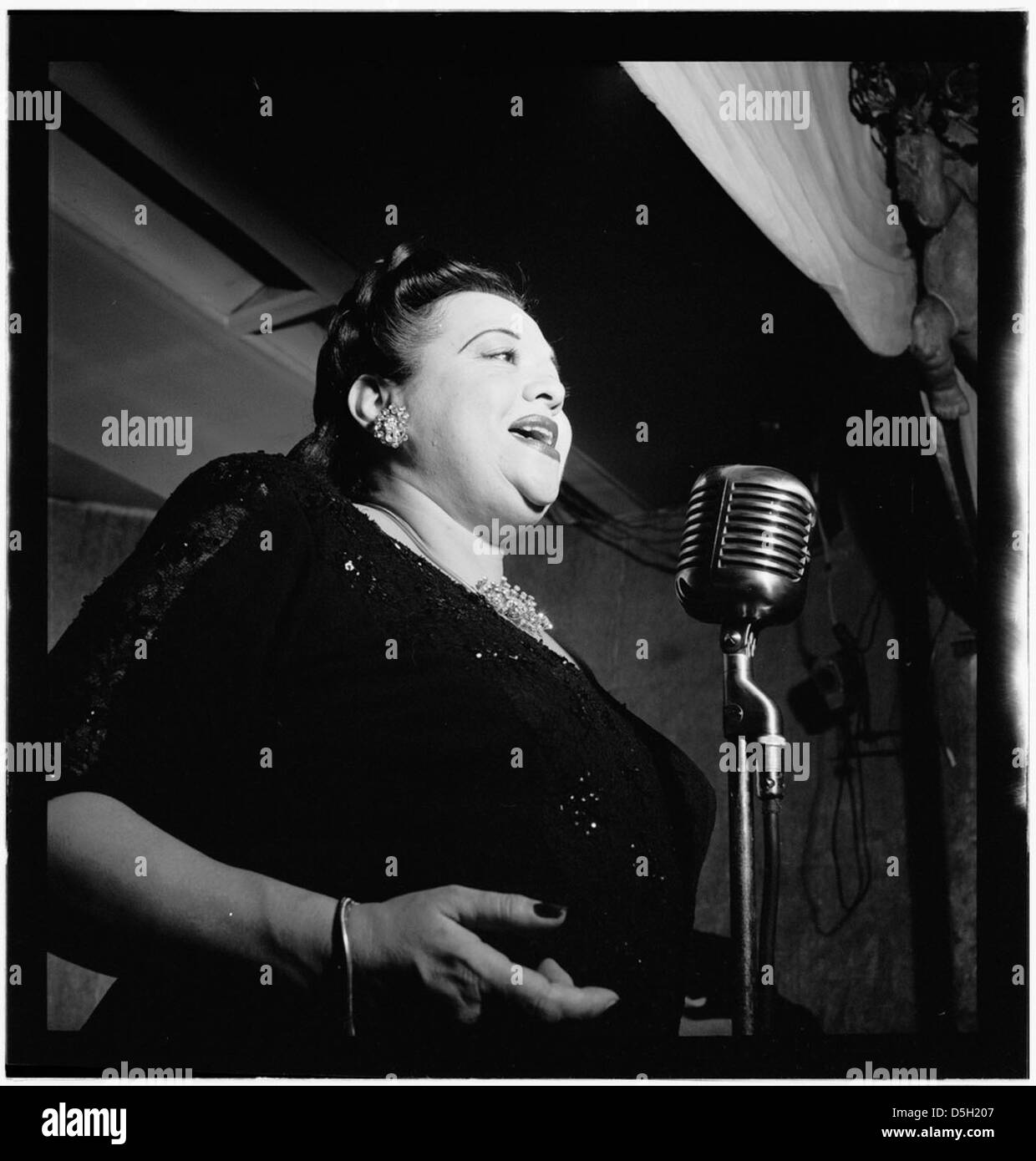 Mildred Bailey, un'iconica cantante jazz americana, catturata durante la sua esibizione a New York, nell'aprile 1947. Questo ritratto riflette il suo contributo al genere jazz, con lo sfondo della Carnegie Hall. Foto Stock