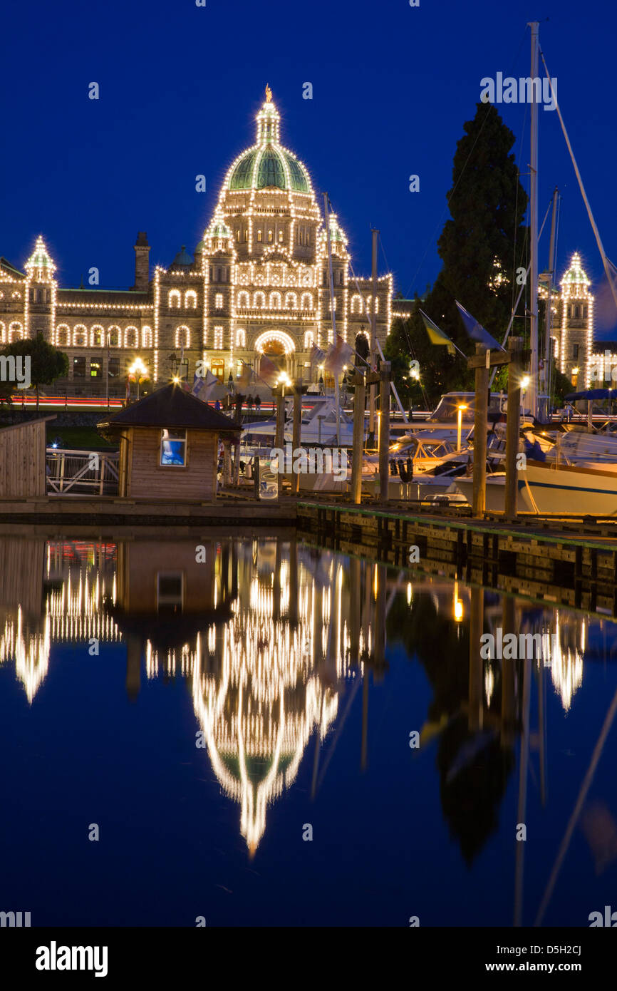 America del nord, Canada, British Columbia, Victoria Il Palazzo del Parlamento di notte con riflessioni. Foto Stock