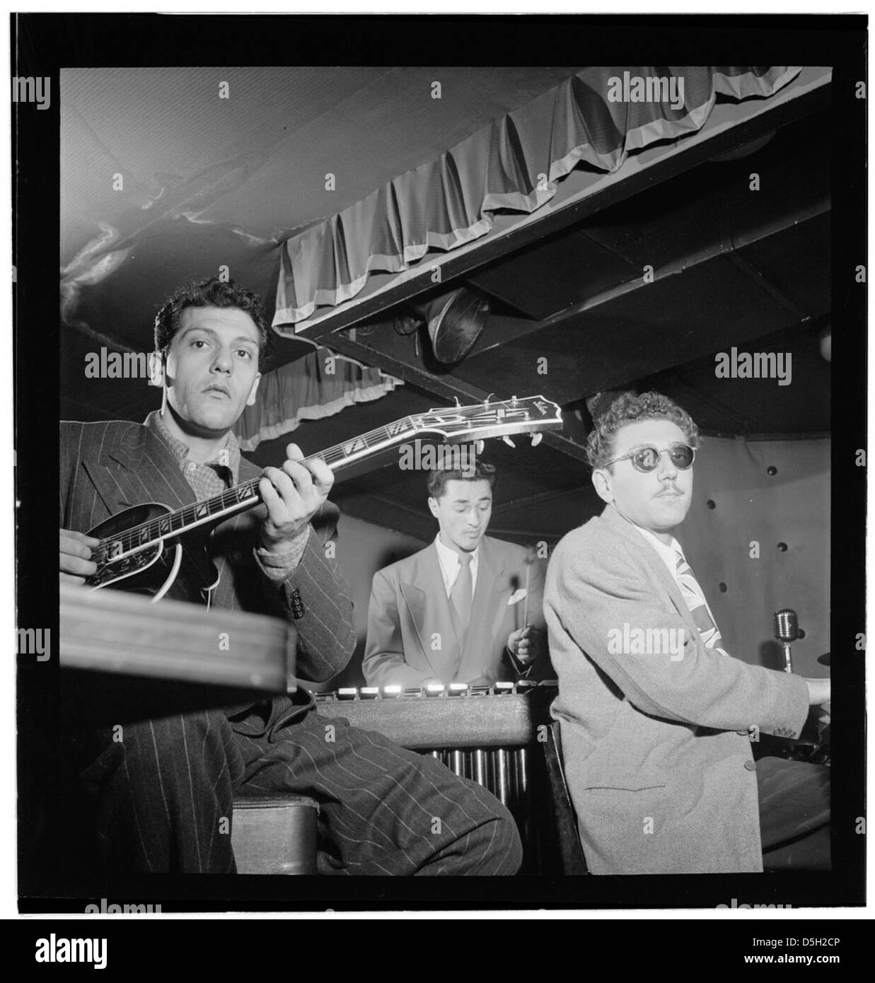 [Ritratto di Bill (Buddy) De Arango, Terry Gibbs e Harry Biss, tre Deuces, New York, N.Y., ca. Giugno 1947] (LOC) Foto Stock