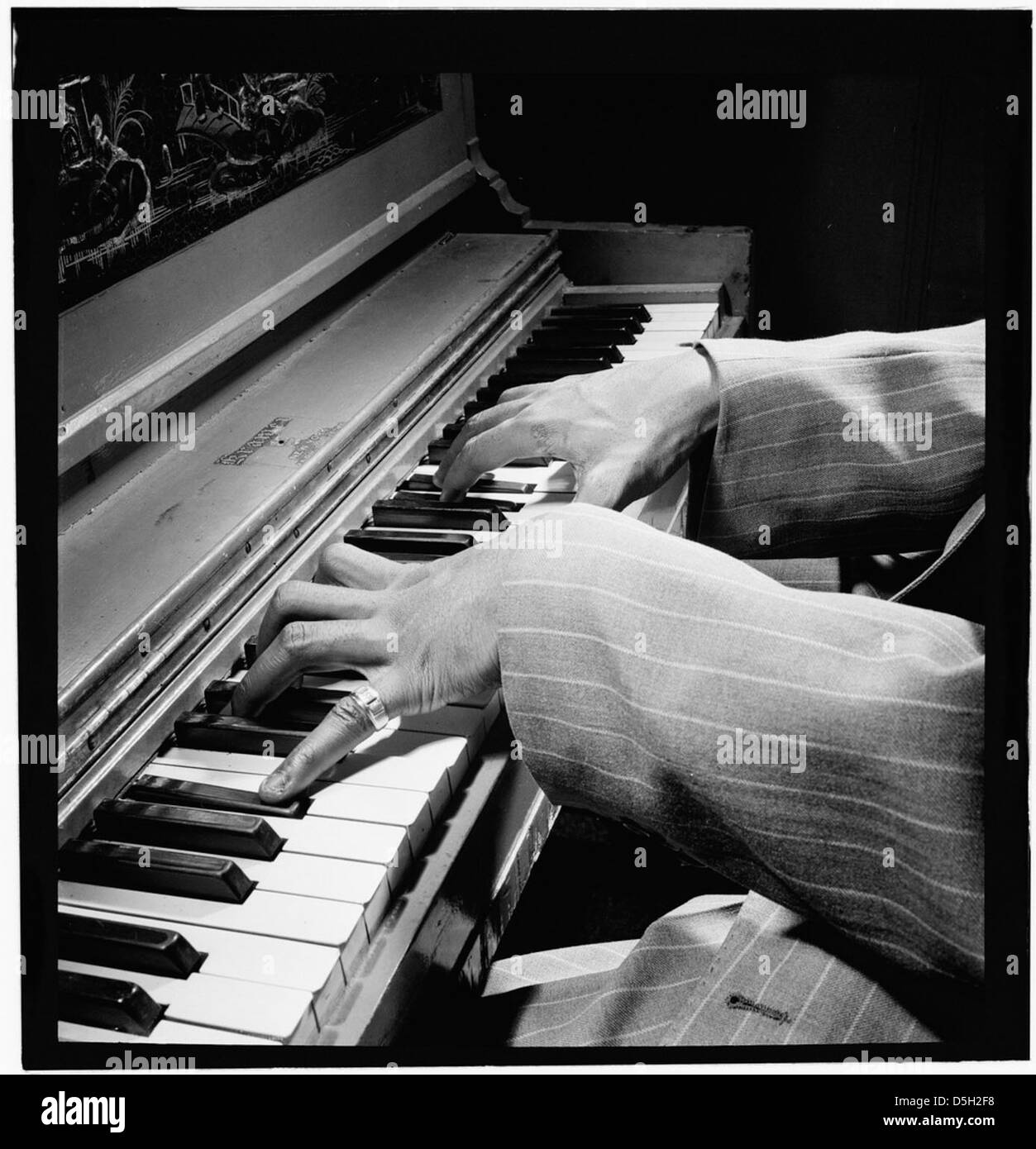 Un ritratto di Nat King Cole scattato a New York intorno al giugno 1947, che mostra il suo contributo al jazz e alla musica pop durante la metà del XX secolo. Foto Stock