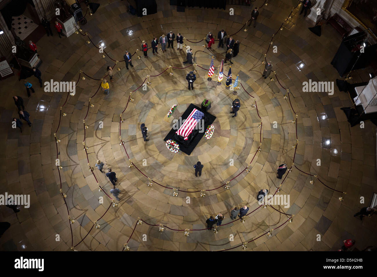 Lo Scrigno del senatore Daniel Inouye (D-HI) giace in stato negli Stati Uniti Capitol Rotunda a Washington. Foto Stock