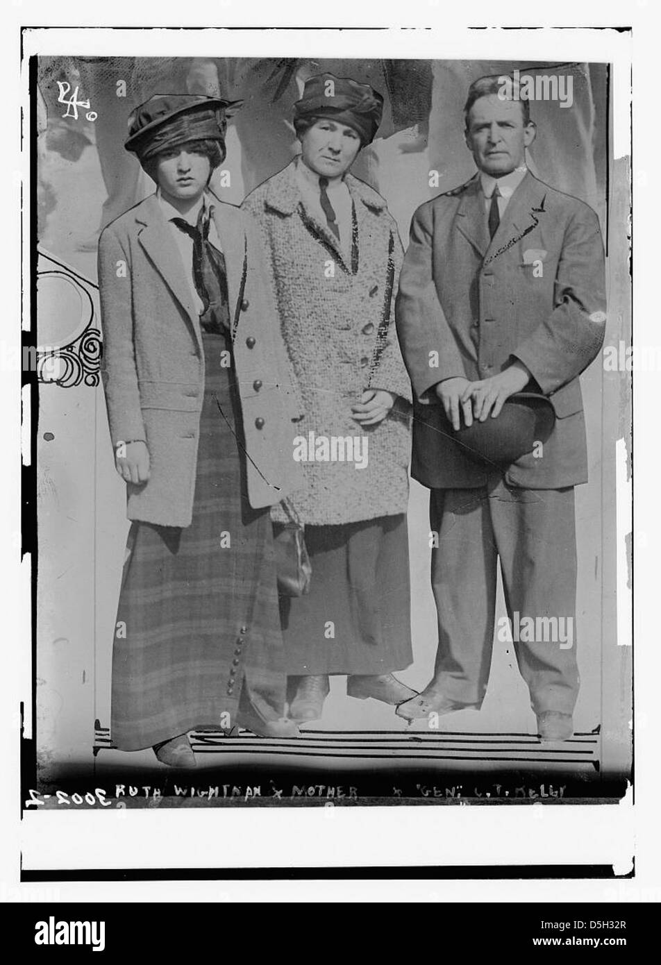 Questa fotografia raffigura Ruth Wightman, sua madre e il generale C.T. Kelly all'aperto, con i tre in piedi insieme. L'immagine cattura un momento di connessione familiare e il ruolo delle donne in contesti storici. La fotografia offre uno sguardo alla storia sociale, con donne in un'epoca segnata da ruoli di genere in evoluzione e figure militari. Foto Stock