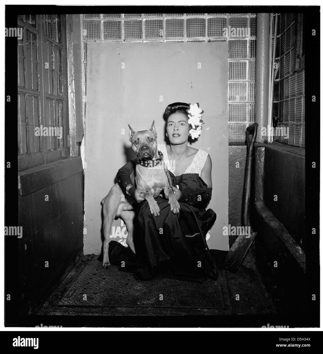 Un ritratto del 1947 di Billie Holiday con il suo cane Mister, scattato a New York, che mostra la vita personale e la carriera musicale della leggendaria cantante jazz. Foto Stock