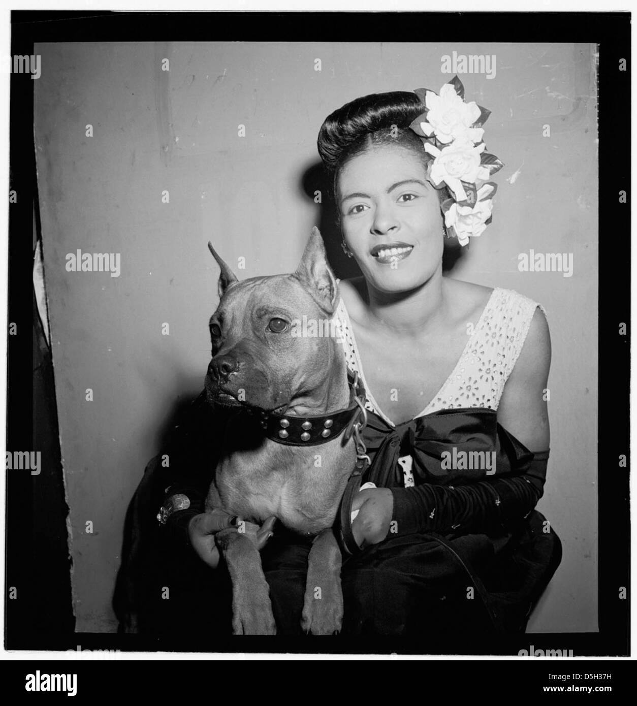 Un ritratto di Billie Holiday, una delle più grandi cantanti jazz di tutti i tempi, scattata a New York intorno al febbraio 1947, che la mostra in un momento iconico della sua carriera. Foto Stock