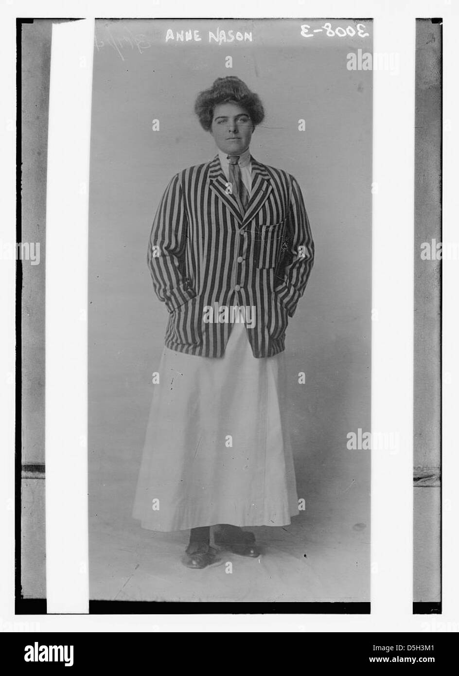 Questo ritratto di Anne Nason la cattura come un'atleta, in particolare nello sport del golf. Vestita in uniforme a righe con cravatta, rappresenta l'eleganza e la determinazione delle atlete all'inizio del XX secolo. Foto Stock