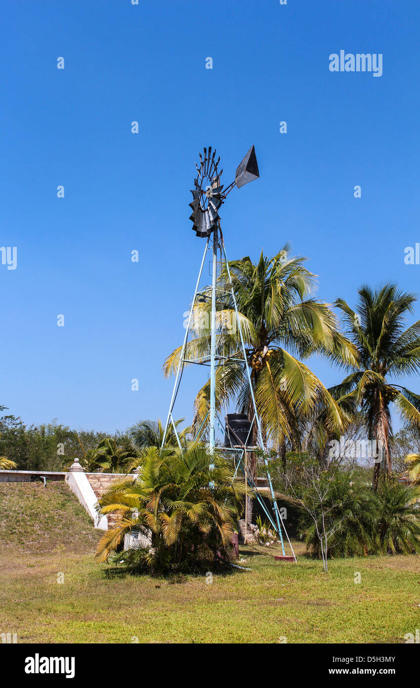 Stile vecchio mulino a vento per estrazione di acqua sul Yucatan, Messico Foto Stock