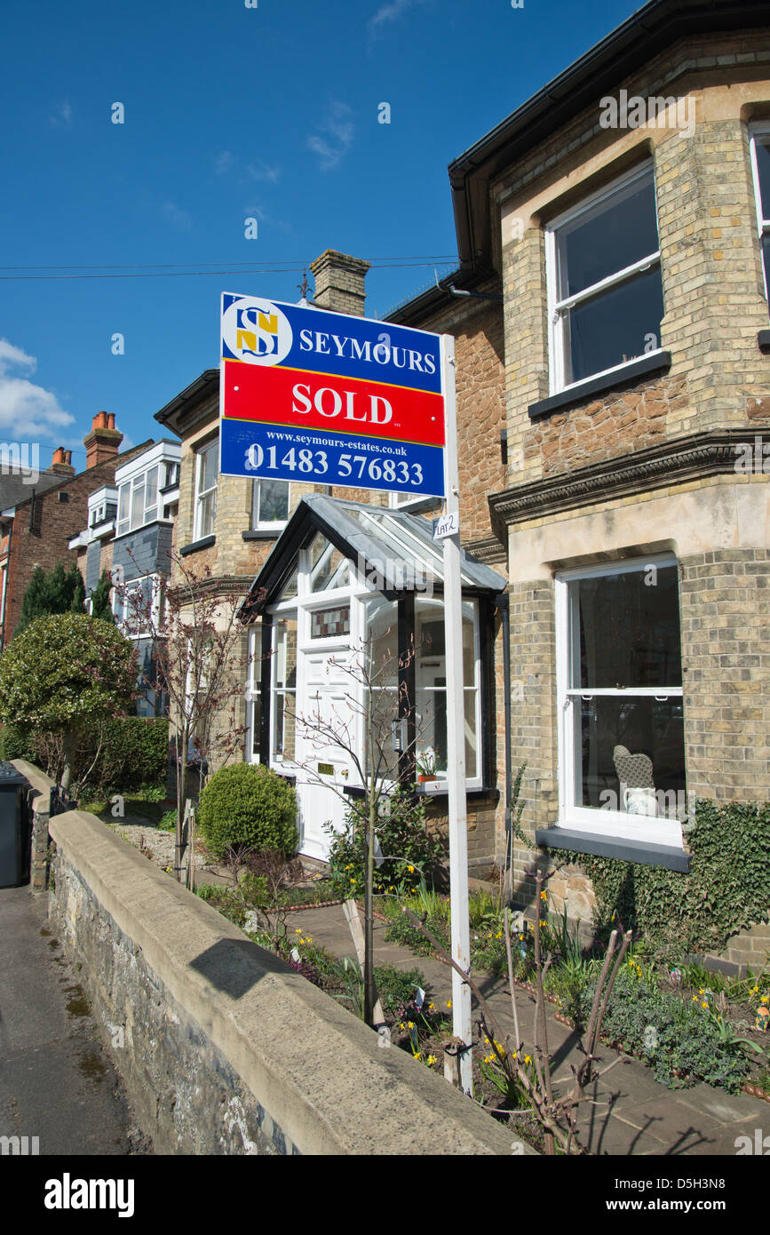 Casa venduta segno, Dene Road, Guildford, Surrey, England, Regno Unito Foto Stock